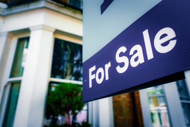 Estate,Agent,For,Sale,Sign,On,Street,Of,Houses Opulent Bathroom Suite