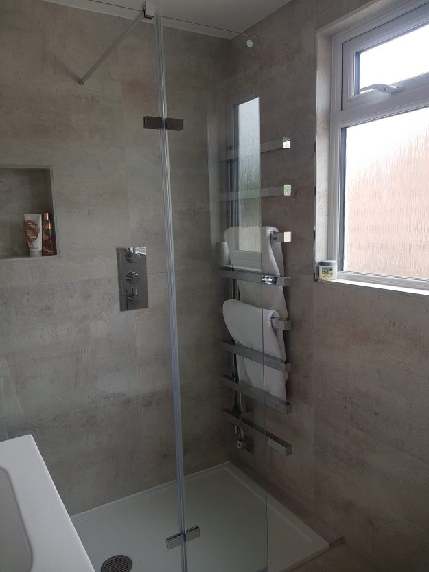 283980696_10228950810778925_4878708010586581539_n bathroom suite